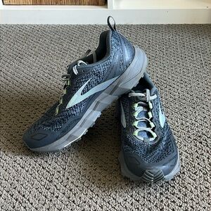 Brooks Divide trail running shoe in size 9